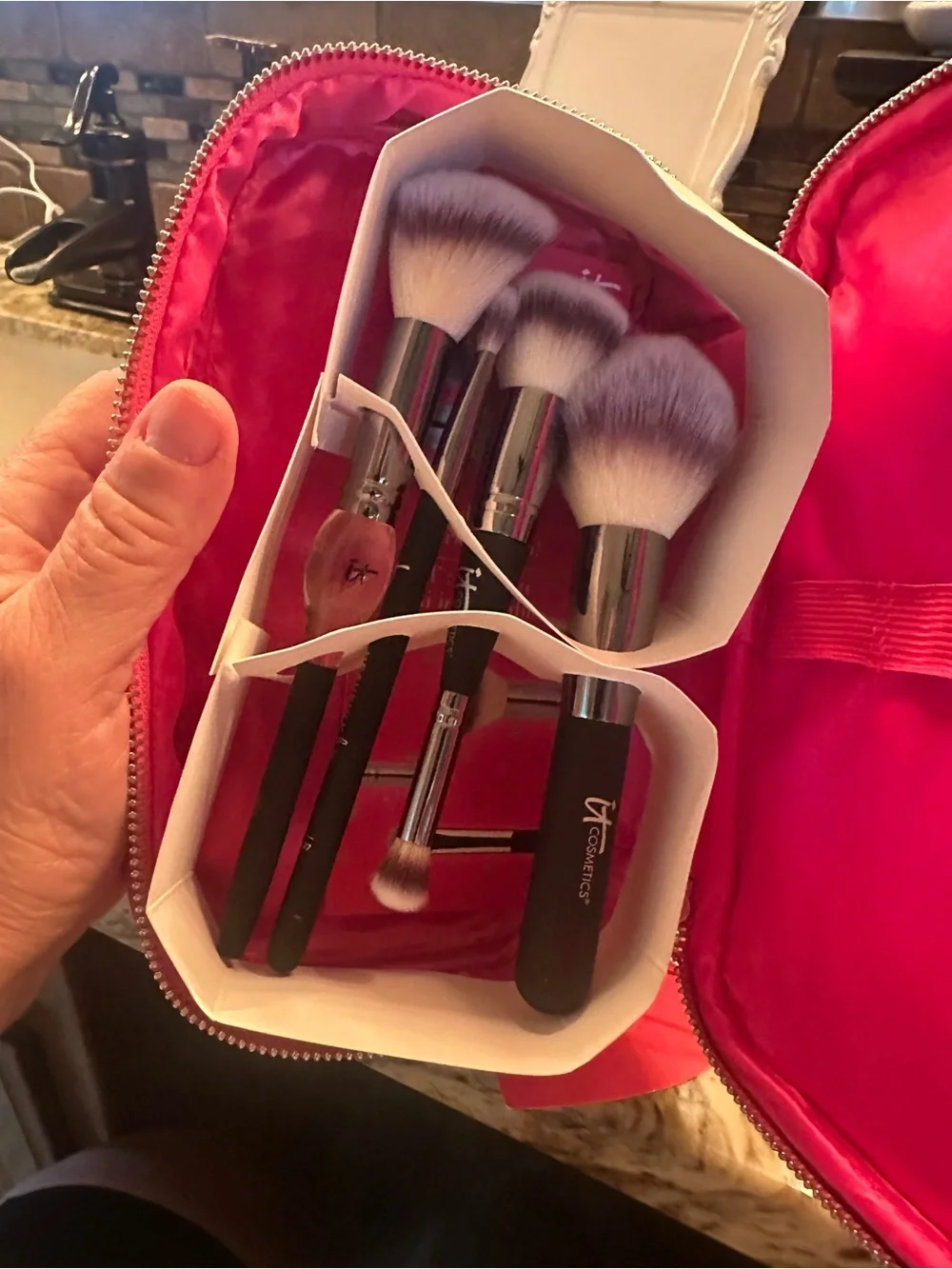 it cosmetics Quilted Bright Pink Makeup Pouch with make up brushes
